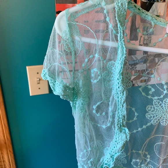 One7Six beautiful aqua see through lace crop top. - Picture 3 of 11